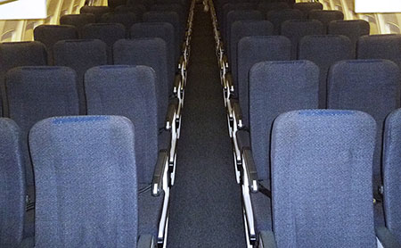 エコノミークラスの座席シートの写真