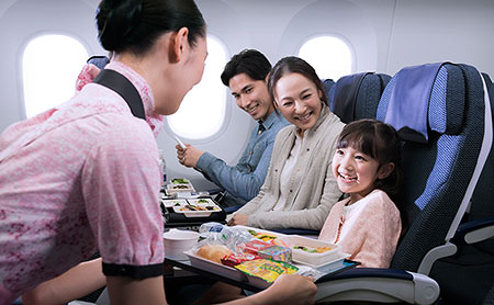 親子で機内食を楽しむ様子